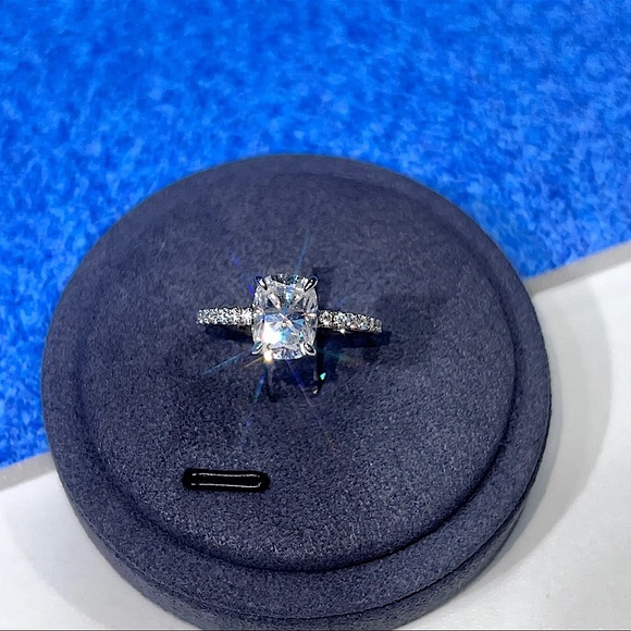 3.5 carat Cushion Cut engagement ring - Picture 4 of 9